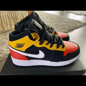 Air Jordan 1 yellow orange black size 5 Y, 6.5 W